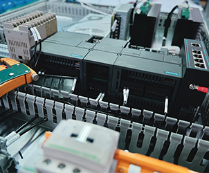 大型成套高壓反應釜設(shè)備電控箱內(nèi)部