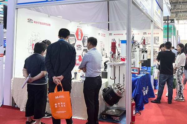 微型反應(yīng)釜展臺前